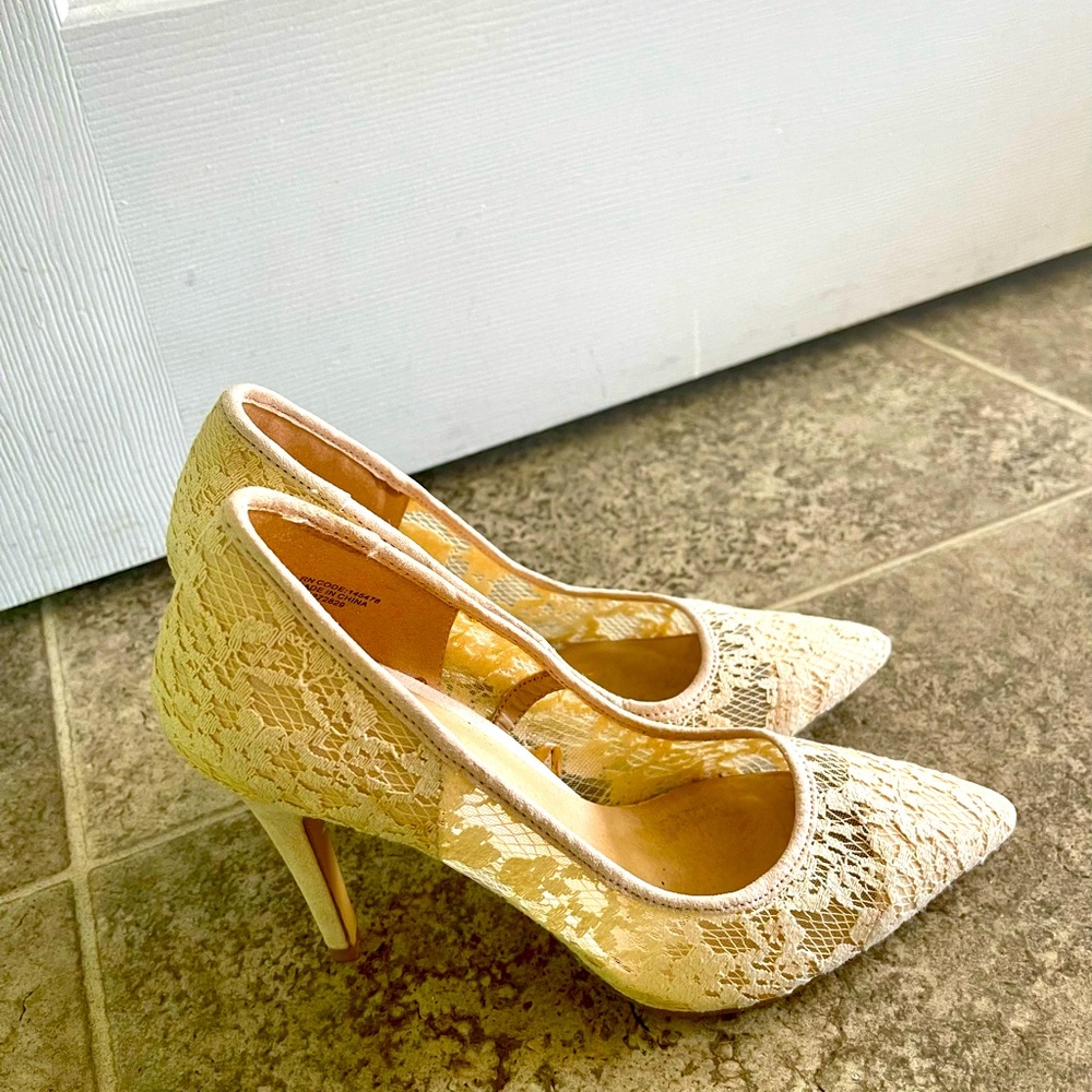 I’m selling my high heals size 6 , used only one time in my marriage ceremony .